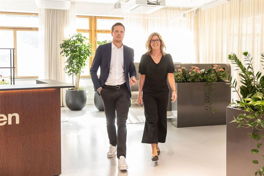 An advisor and a branch manager are walking to a meeting in the branch office. 