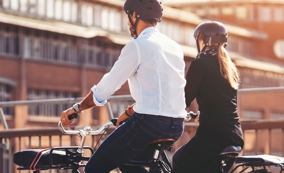 Man och kvinna cyklar över en bro