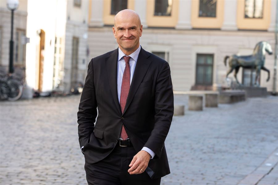 Handelsbankens vd Michael Green står utanför huvudkontoret. 