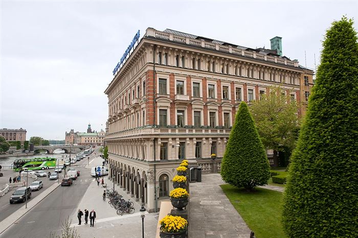 Handelsbanken main office seen from a garden